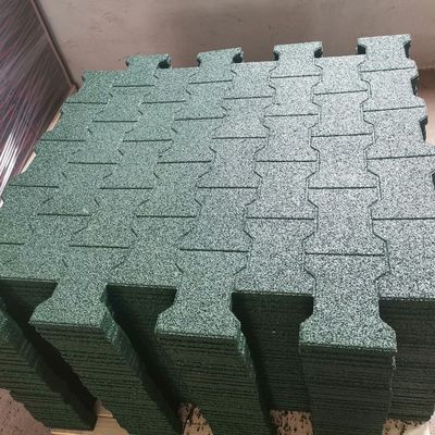 Goede prijs. Groene hondenbotvormige mat anti-slip gerecycleerde rubbertegels buiten lichtgewicht online