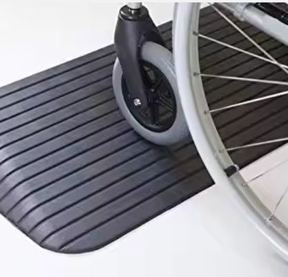 Buen precio En el caso de las sillas de ruedas / patinetes, el borde de la rampa de caucho reciclado es de 1,0 g/cm3 en línea